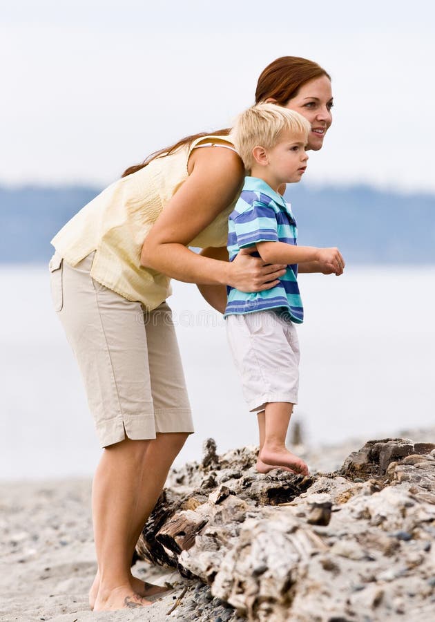 Mère et fils à la plage photos stock