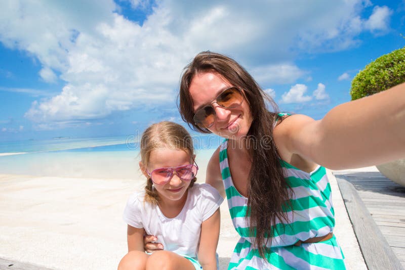 Mère et petite fille prenant le selfie à tropical photographie stock libre de droits Mère et petite fille prenant le selfie à tropical photographie stock libre de droits