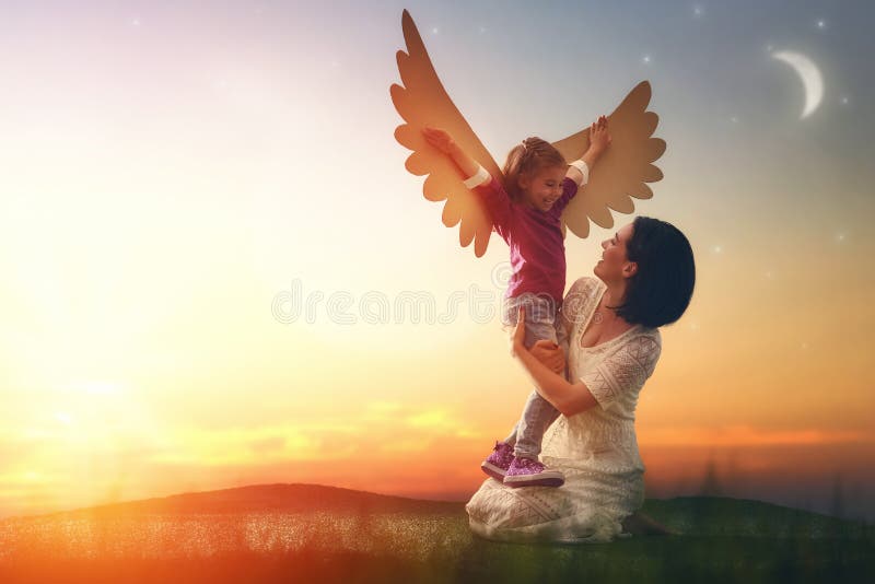 Mère et son jouer d'enfant image stock Mère et son jouer d'enfant image stock