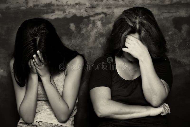 Mère et son pleurer de fille adolescente photo stock Mère et son pleurer de fille adolescente photo stock