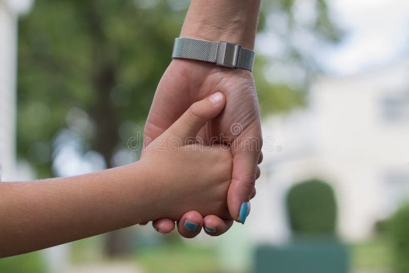 Mère et un enfant tenant des mains image stock Mère et un enfant tenant des mains image stock