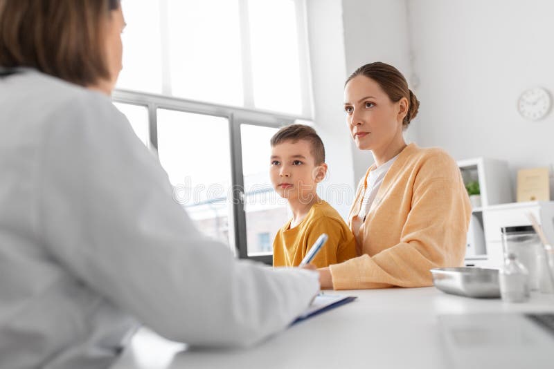 Mère fils et médecin parlant à la clinique photographie stock