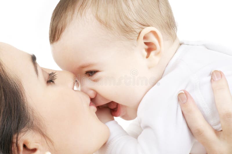 Mère heureuse embrassant le bébé photos stock Mère heureuse embrassant le bébé photos stock