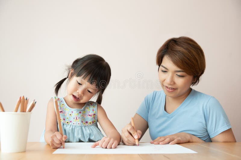 Mère heureuse et fille asiatiques réunissant images libres de droits Mère heureuse et fille asiatiques réunissant images libres de droits