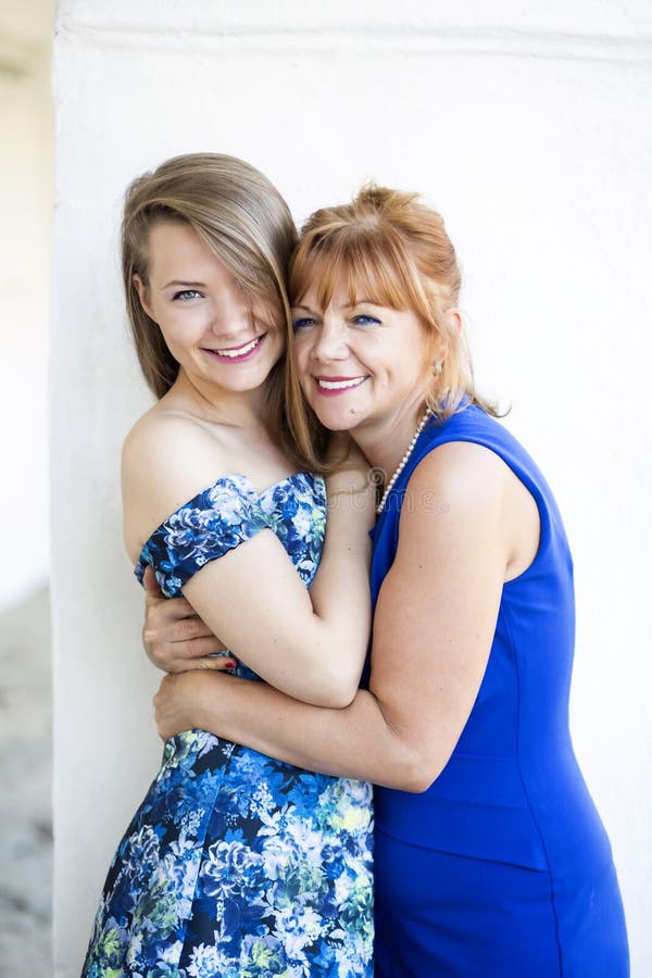 Mère heureuse et fille habillées dans le bleu image stock Mère heureuse et fille habillées dans le bleu image stock