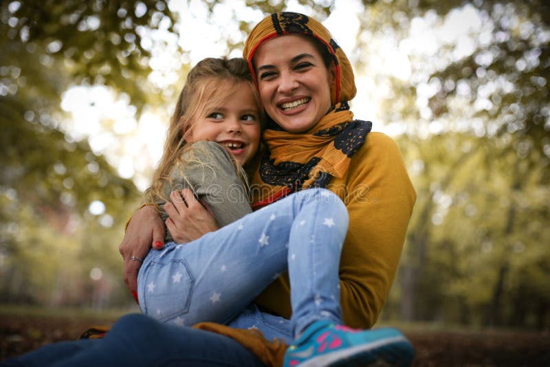 Mère heureuse et fille musulmanes passant le temps ensemble image stock