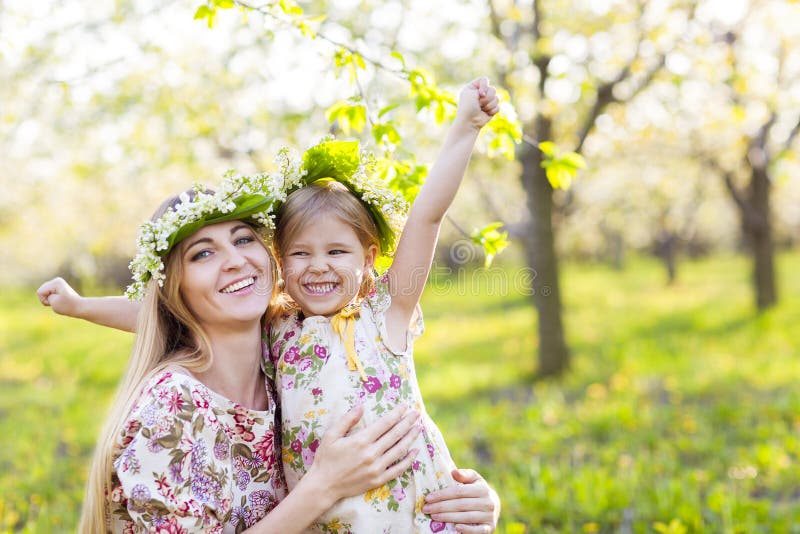 Mère heureuse et son petit jour de fille au printemps photographie stock libre de droits Mère heureuse et son petit jour de fille au printemps photographie stock libre de droits