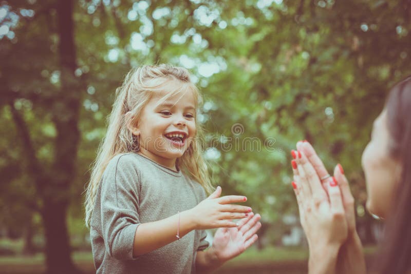 Mère jouant avec la fille avec des mains photographie stock libre de droits