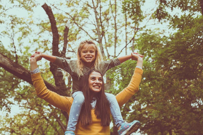 Mère jouant avec le descendant Sur le mouvement photo stock