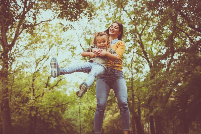 Mère jouant avec le descendant Sur le mouvement photos stock
