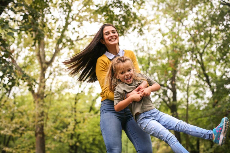 Mère jouant avec le descendant Sur le mouvement images stock