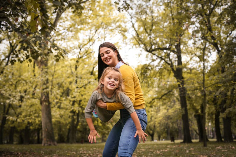 Mère jouant avec le descendant Sur le mouvement photo stock
