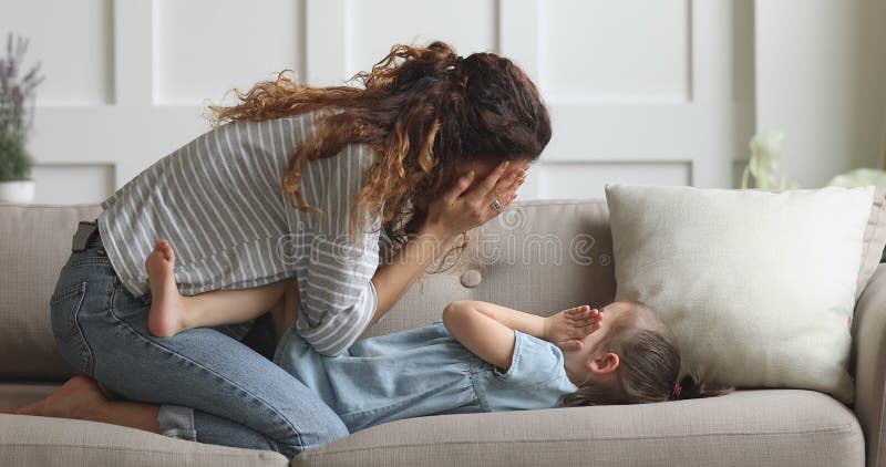 Mère joueuse et fille mignonne jouant un petit garçon