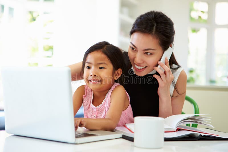Mère occupée travaillant de la maison avec la fille images libres de droits Mère occupée travaillant de la maison avec la fille images libres de droits