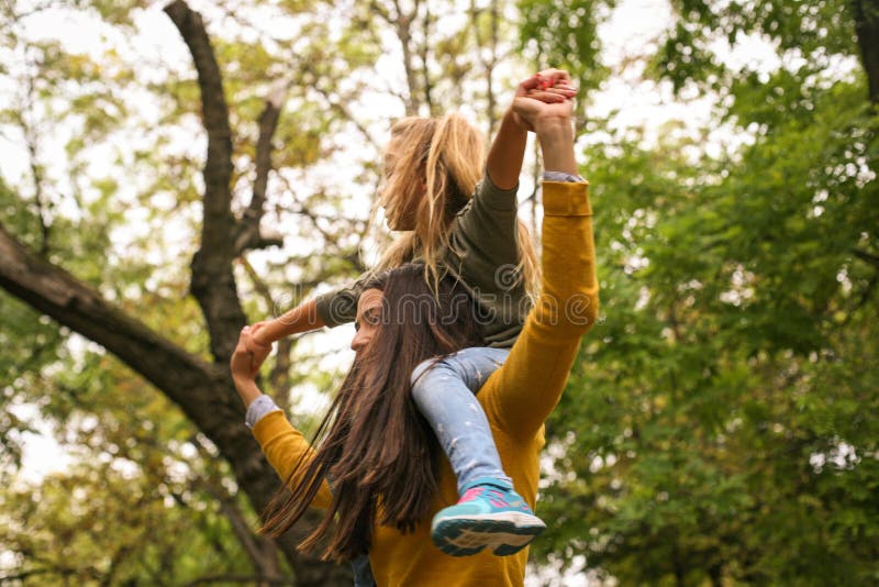 Mère passant le temps avec l'enfant Sur le mouvement photographie stock