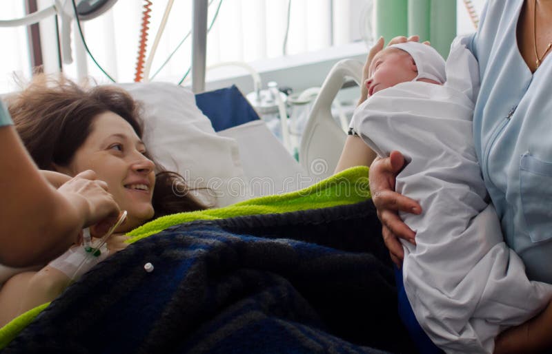 Mère voyant la première fois de bébé nouveau-né photographie stock libre de droits Mère voyant la première fois de bébé nouveau-né photographie stock libre de droits