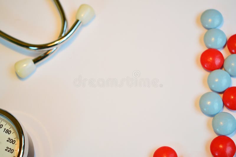 Mètre et pilules de tension artérielle sur la table photo stock Mètre et pilules de tension artérielle sur la table photo stock