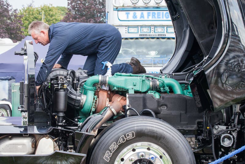 Mécanicien de camion travaillant au moteur images libres de droits Mécanicien de camion travaillant au moteur images libres de droits
