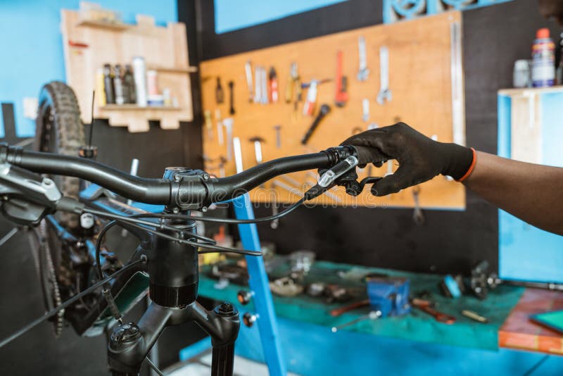 Mécanique de vélo main avec gants sur le levier de frein