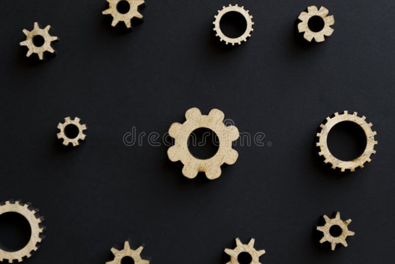 Mécanismes en bois sur un fond noir Panneau de craie noir Concept du jour du papa photo stock Mécanismes en bois sur un fond noir Panneau de craie noir Concept du jour du papa photo stock
