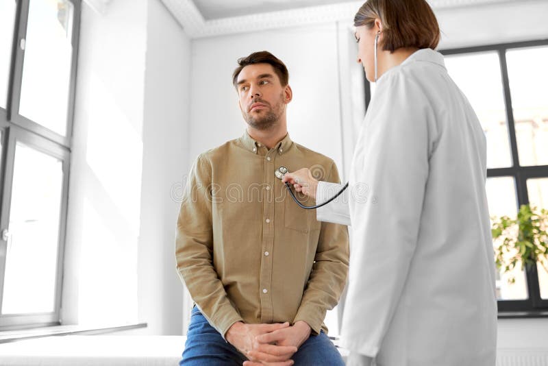 Médecin avec stéthoscope et homme à l'hôpital photos stock