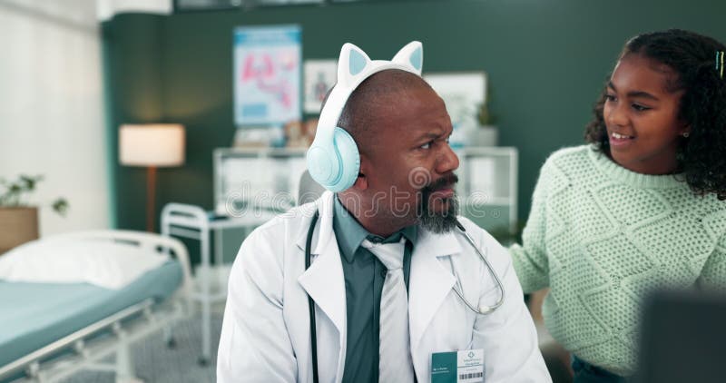 Médecin de famille et père avec enfant avec casque pour jouer à la liaison et rire ensemble. clinique hospitalière et heureuse banque de vidéos