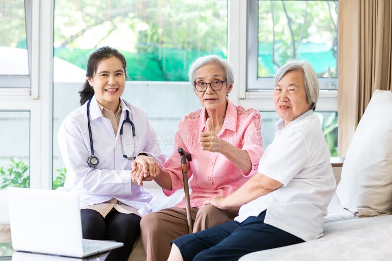 Médecin de famille ou manteau et stéthoscope blancs de port d'infirmière avec le patient supérieur de sourire pendant la visite à photos stock Médecin de famille ou manteau et stéthoscope blancs de port d'infirmière avec le patient supérieur de sourire pendant la visite à photos stock
