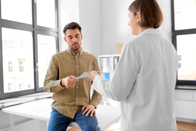 Médecin donnant ordonnance au patient à l'hôpital photographie stock