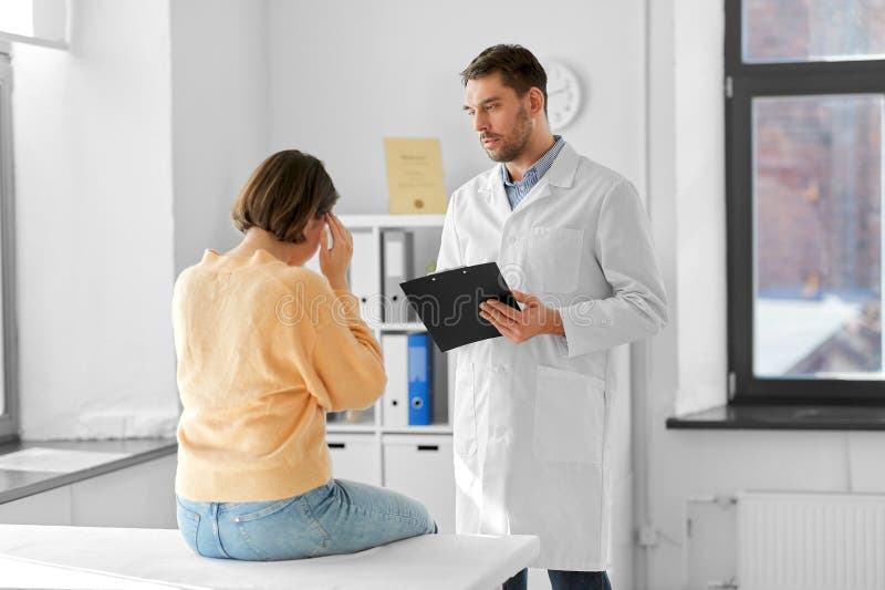 Médecin et femme ayant un problème de santé à l'hôpital images libres de droits