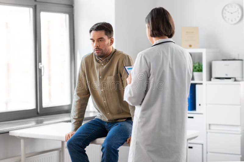 Médecin et homme ayant un problème de santé à l'hôpital images libres de droits