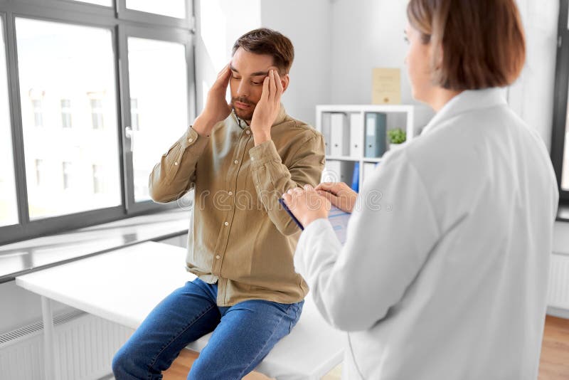 Médecin et homme ayant un problème de santé à l'hôpital image libre de droits