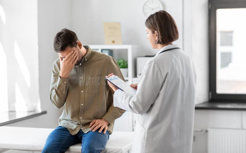 Médecin et triste homme ayant un problème de santé à l'hôpital images stock