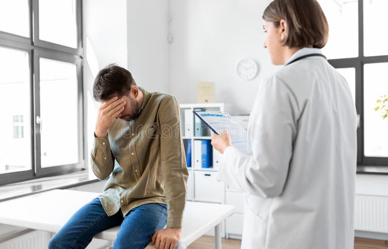 Médecin et triste homme ayant un problème de santé à l'hôpital image libre de droits