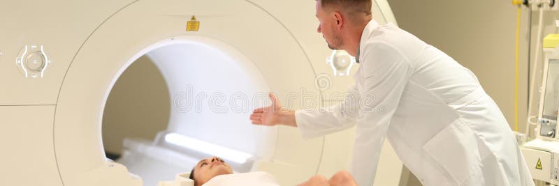 Médecin examinateur d'une patiente avec scanneur à ct à l'hôpital. photos libres de droits