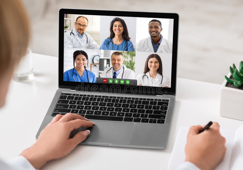 Médecin femme avec appel vidéo avec équipe de thérapeutes intérieur photos stock