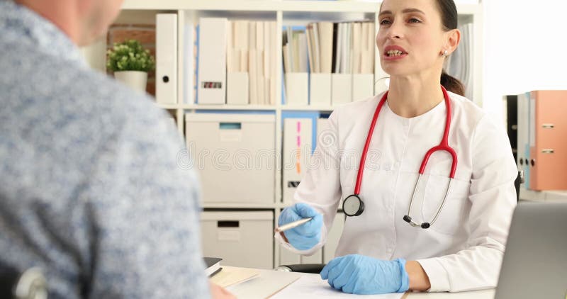 Médecin femme communique avec un patient masculin à la réception 4k film clips vidéos