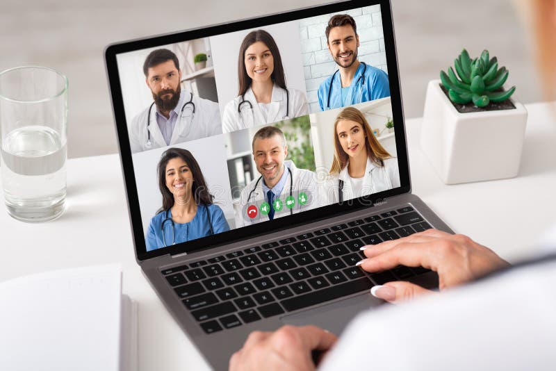 Médecin femme méconnaissable utilisant un ordinateur portable communiquer avec ses collègues en ligne photos libres de droits