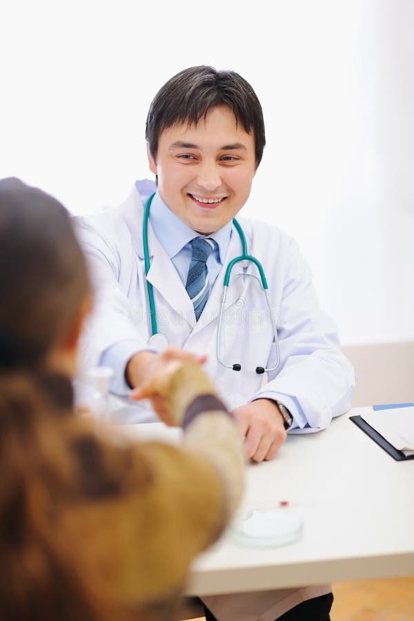 Médecin heureux et patient se serrant la main photographie stock Médecin heureux et patient se serrant la main photographie stock