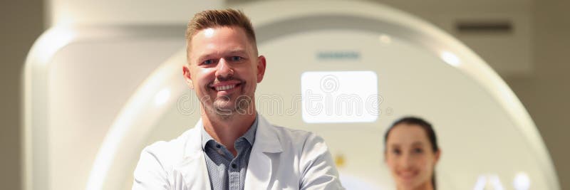 Médecin masculin souriant confiant closeup et patiente et scanner ct en arrière-plan. photos stock