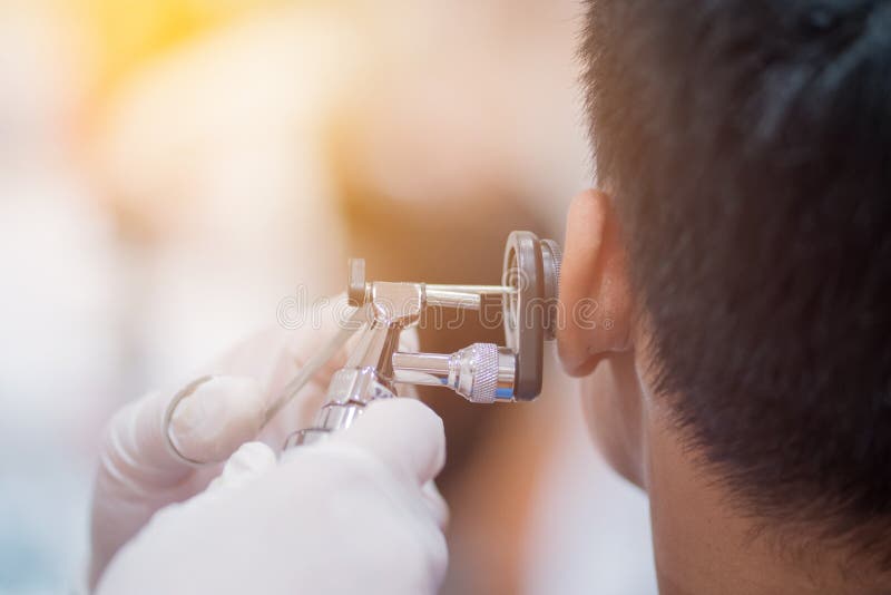 Médecin OTO-RHINO vérifiant le patient& x27 ; oreille de s utilisant l'otoscope avec un inst