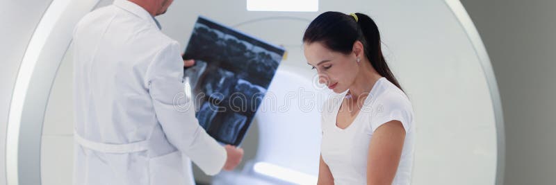 Médecin qui examine l'image de l'irm patiente à la consultation médicale photographie stock libre de droits