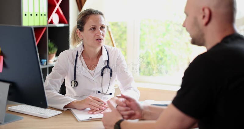 Médecin thérapeute communique avec un patient masculin à la clinique banque de vidéos