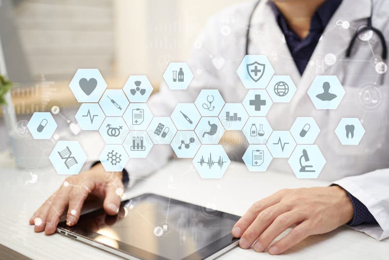 Médecin travaillant avec l'interface moderne d'écran virtuel d'ordinateur stéthoscope réglé d'argent de médecine de mensonges de photographie stock Médecin travaillant avec l'interface moderne d'écran virtuel d'ordinateur stéthoscope réglé d'argent de médecine de mensonges de photographie stock
