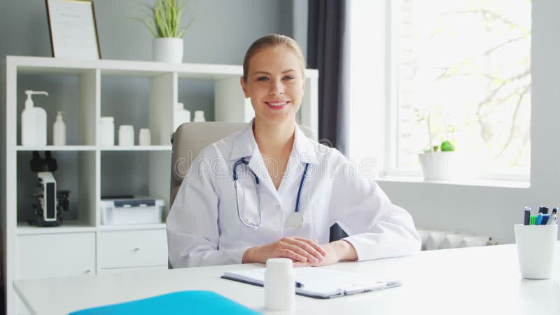 Médecin travaille au cabinet médical. femme en manteau blanc. lieu de travail d'une femme thérapeute professionnelle dans un hôpit clips vidéos