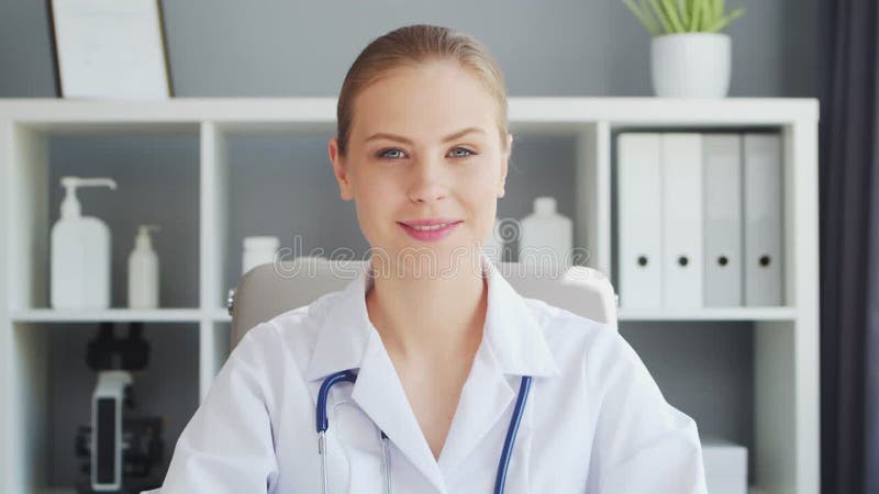 Médecin travaille au cabinet médical. femme en manteau blanc. lieu de travail d'une femme thérapeute professionnelle dans un hôpit clips vidéos