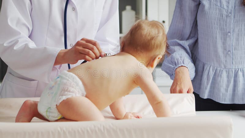 Médecin travaille au cabinet médical. femme en manteau blanc. lieu de travail d'une femme thérapeute professionnelle dans un hôpit banque de vidéos