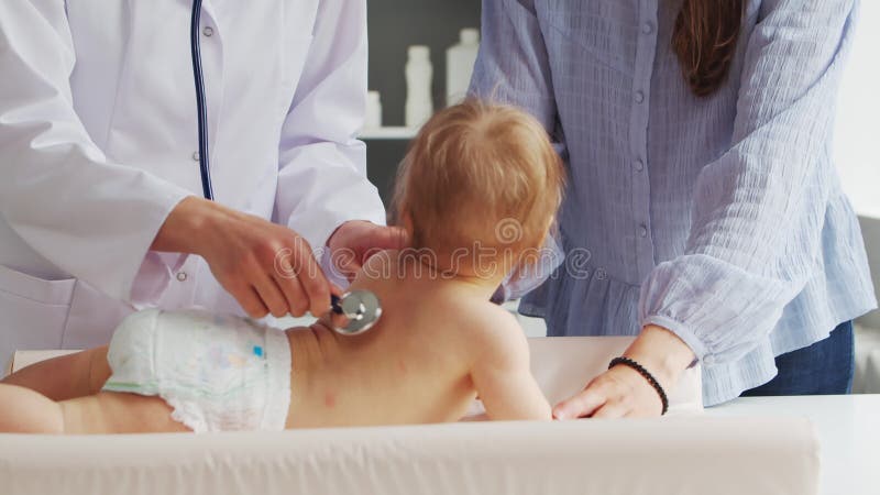Médecin travaille au cabinet médical. femme en manteau blanc. lieu de travail d'une femme thérapeute professionnelle dans un hôpit clips vidéos