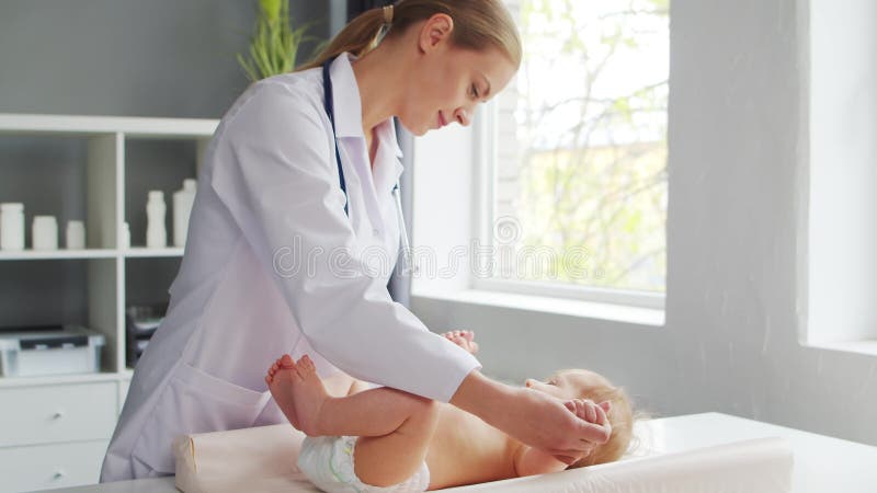 Médecin travaille au cabinet médical. femme en manteau blanc. lieu de travail d'une femme thérapeute professionnelle dans un hôpit clips vidéos