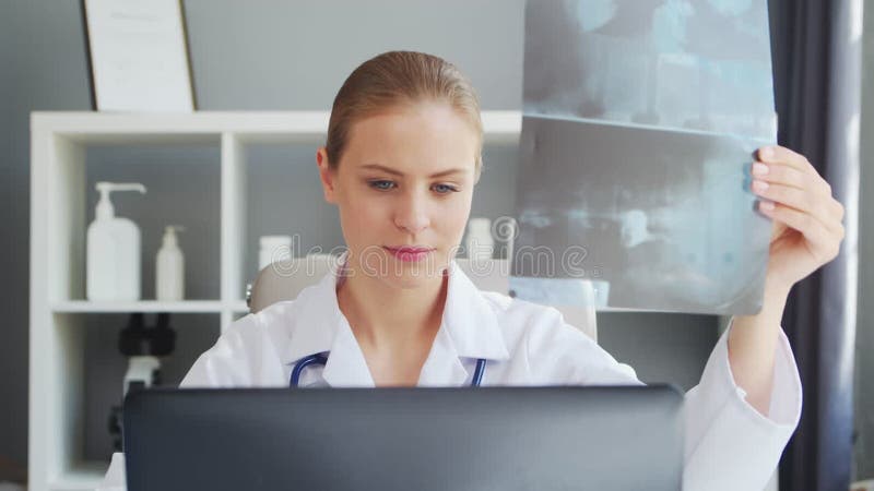 Médecin travaille au cabinet médical. femme en manteau blanc. lieu de travail d'une femme thérapeute professionnelle dans un hôpit banque de vidéos