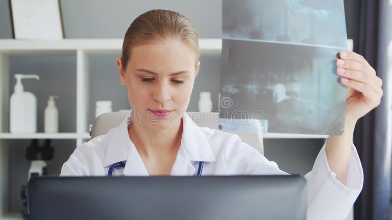 Médecin travaille au cabinet médical. femme en manteau blanc. lieu de travail d'une femme thérapeute professionnelle dans un hôpit banque de vidéos